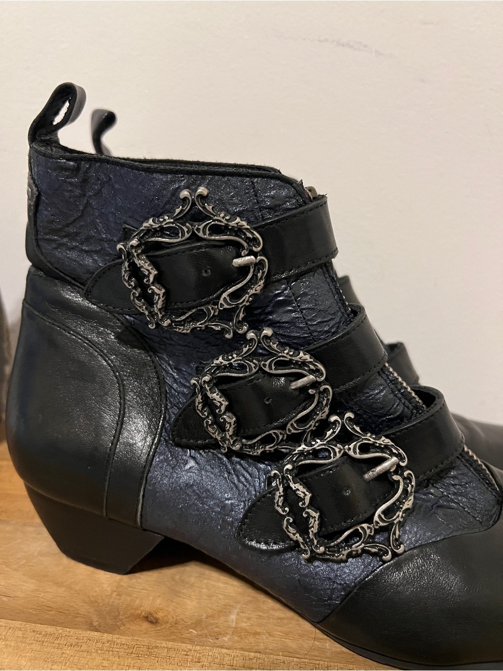 John Fluevog Eileen Dark Navy Blue Black Ornate Ankle Boot 9 N - Picture 5 of 16